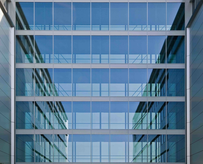 Alubau-Puhlmann-Fassadenbau-und-Fensterbau-aus-Aluminium-und-Glas-Jungheinrich-2-Hamburg